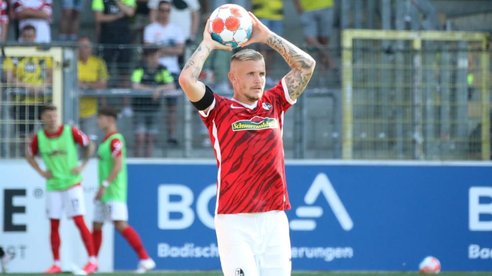 Erster Pflichtspieleinsatz seit August: Jonathan Schmid, hier beim Einwurf gegen Dortmund.