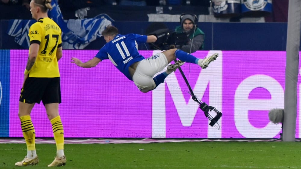 Schalkes Marius Bülter stürzt über die Kamerastange.