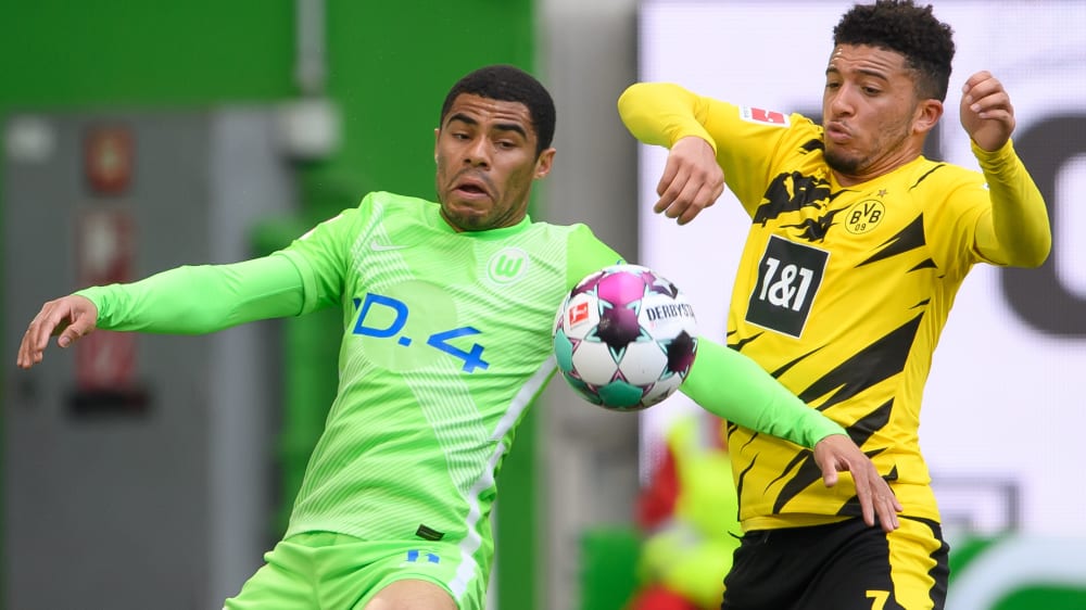 Wolfsburgs Paulo Otavio (li.) gegen Dortmunds Jadon Sancho.