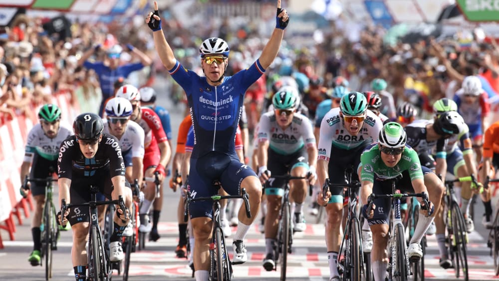 Fabio Jakobsen (Mi.) jubelt über seinen zweiten Tagessieg bei der diesjährigen Vuelta.