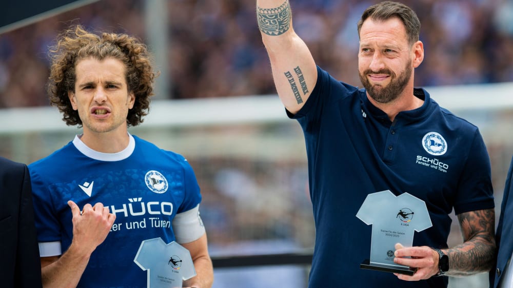 Drittligameister und Pokalfinalist Arminia Bielefeld mit Kapitän Mael Corboz und Trainer Mitch Kniat.