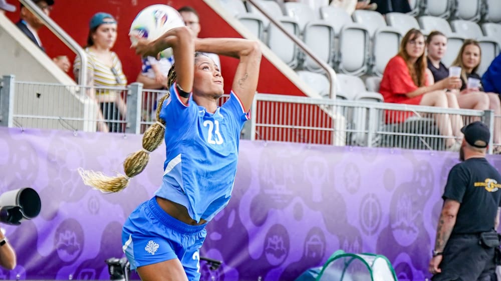 Kommt häufig zum Zug: Islands Einwurf-Spezialistin Sveindis Jonsdottir.