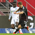 Stellte mit seinem Sprint in der 24. Minute in Nürnberg einen neuen Geschwindigkeitsrekord in der Bundesliga auf: Sirlord Conteh (r.).