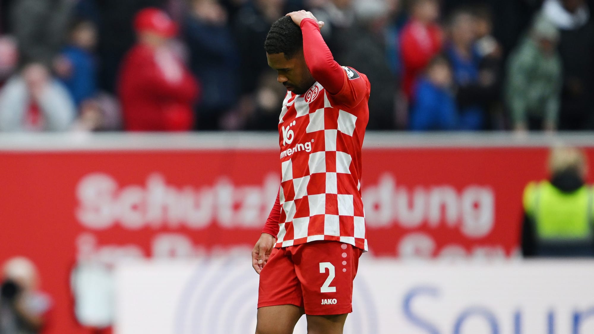 MAINZ, GERMANY - APRIL 28: Phillipp Mwene of 1.FSV Mainz 05 leaves the pitch after receiving a red card during the Bundesliga match between 1. FSV Mainz 05 and 1. FC Köln at MEWA Arena on April 28, 2024 in Mainz, Germany. (Photo by Helge Prang/Getty Images)