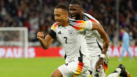 Tor beim DFB-Debüt: Der erstmals eingesetzte Jamie Leweling (li.) und Antonio Rüdiger jubeln über das 1:0.
