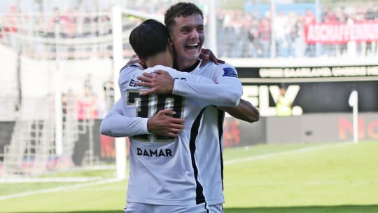 Siegtorschütze Muhammed Damar (vorne) und Fisnik Asllani haben mit der SV Elversberg den dritten Saisonsieg eingefahren.
