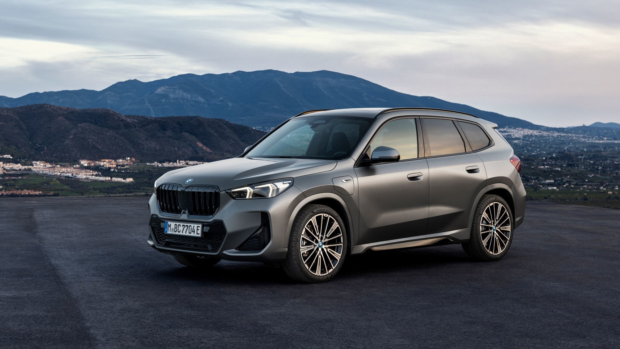 BMW X1 xDrive 30e PluginHybrid mit 326 PS und Allradantrieb kicker