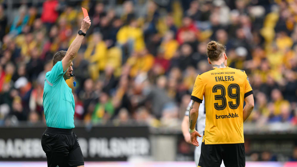 Schiedsrichter Patrick Ittrich (li.) zeigt Dynamos Kevin Ehlers die Rote Karte.