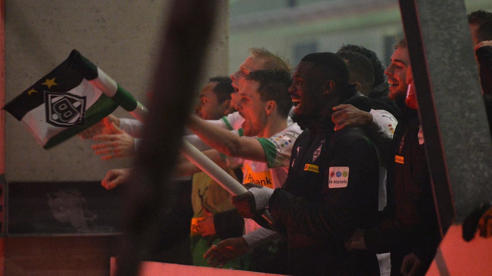 Die Borussia-Profis feiern mit den Fans am "Balkon" den Derbysieg.