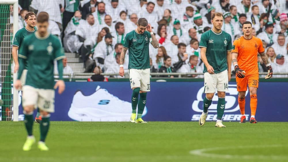 Bedröppelte Mienen bei den Spielern von Werder Bremen während der 1:2-Heimpleite gegen den 1. FC Heidenheim.&nbsp;
