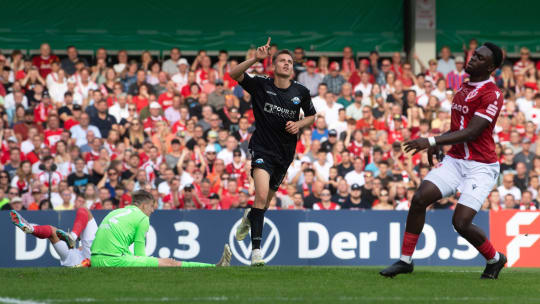 Paderborns Bilbija bejubelt das 3:0, Keeper Bethke und Ndualu haben das Nachsehen.