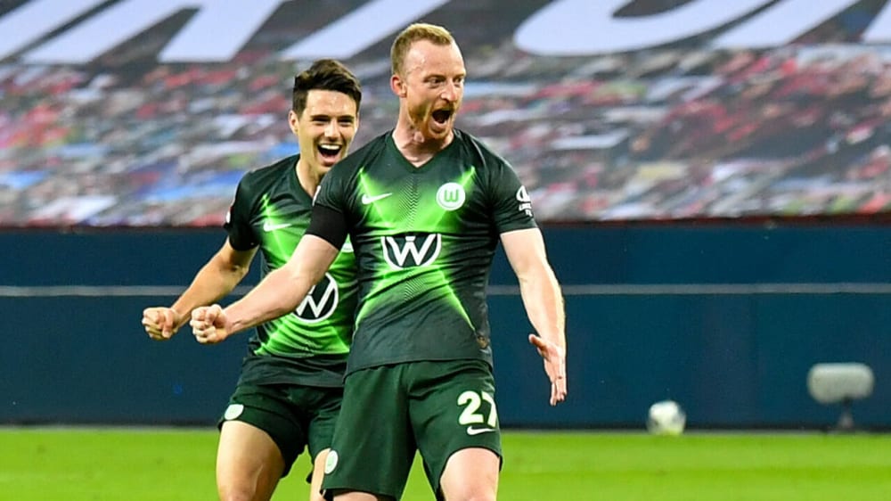 Wolfsburgs Maximilian Arnold jubelt. Ohne Fans. 