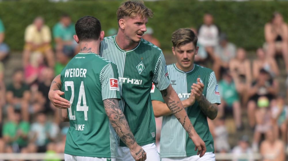 Nick Woltemade (Mi.) will sich nach seiner einjährigen Leihe zur SV Elversberg nun auch in Bremen durchsetzen.