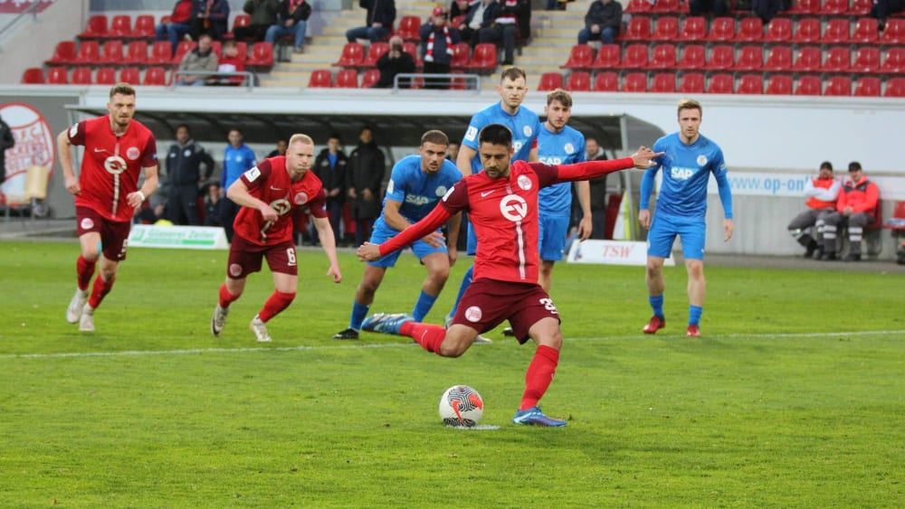Vorentscheidung: Dimitrij Nazarov verwandelt einen fragwürdigen Elfmeter zum 2:0 für Offenbach.