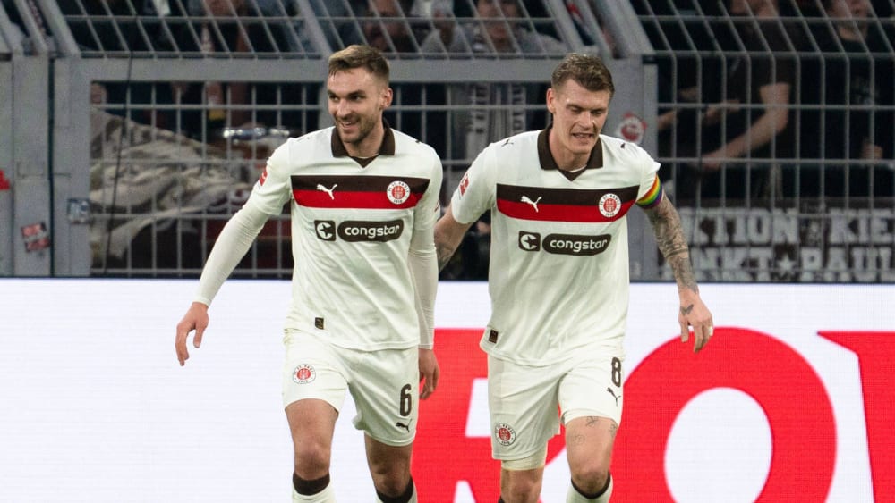 Torschütze James Sands (li.) und Flankengeber Eric Smith freuen sich über den Anschlusstreffer des Außenseiters.