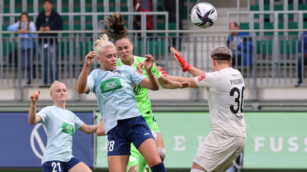 Wolfsburgs Ewa Pajor (Mi.) trifft zum 2:0 gegen Potsdam.