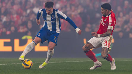 Der Moment, als der Weltmeister aus der Balance geriet: Porto-Talent Oskar Pietuszewski (li.) versetzt Benfica-Verteidiger Nicolas Otamendi.