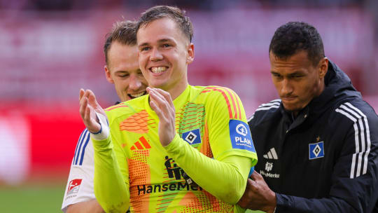 HSV-Keeper Matheo Raab wurde von seinen Mitspielern in den Mittelpunkt gerückt