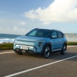 Kia EV3: Der Elektro-Crossover leistet 204 PS, die er mit zwei verschiedenen Akkugrößen kombiniert.