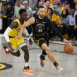 Stephen Curry auf den Fersen: Lakers-Bankspieler Dennis Schröder (li.).