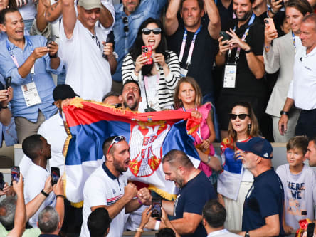 Emotional: Novak Djokovic feiert in seiner Box seinen Olympiasieg.