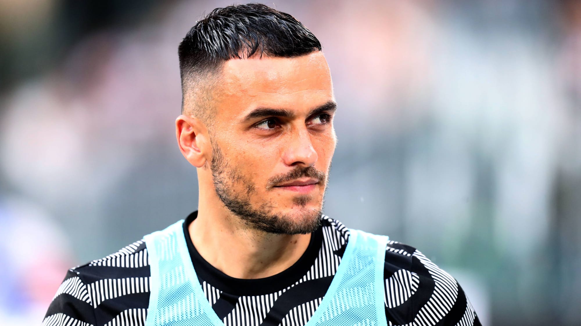 Filip Kostic beim Aufwärmen für Juventus Turin mit einem blauen Überziehleibchen&nbsp;