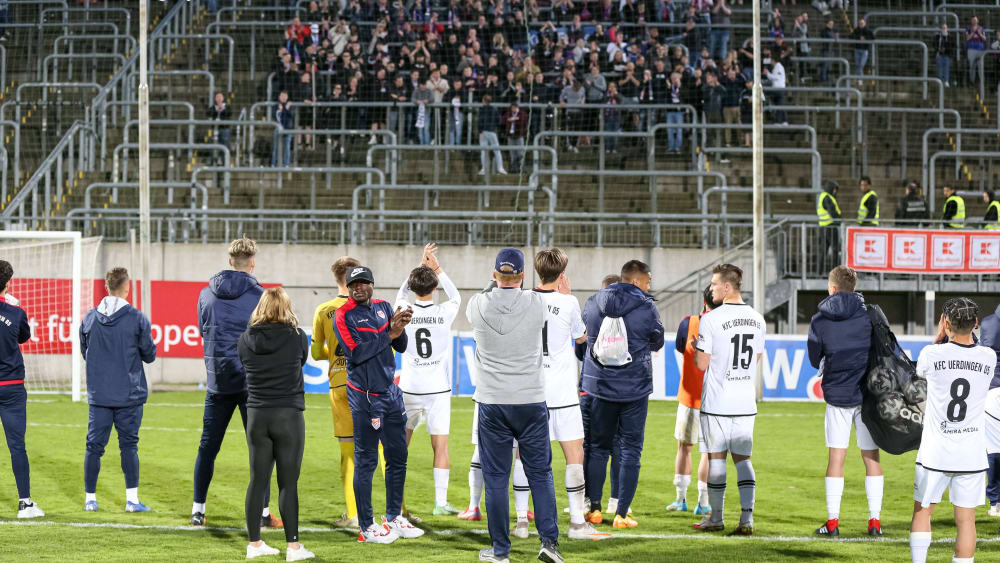 Die Fans feiern die Mannschaft des KFC Uerdingen - trotz des Abstiegs in die Oberliga.