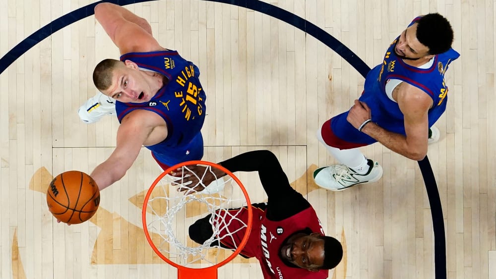 Nikola Jokic (li.) führte die Denver Nuggets zum Auftaktsieg in den NBA-Finals.