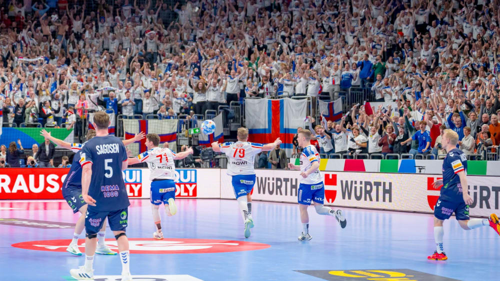 Am Ende eines Wahnsinns-Spiels jubelte Färöer über einen verdienten Punkt gegen Norwegen.