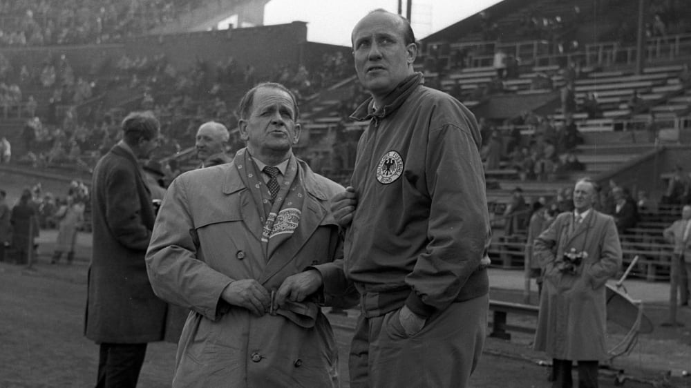 Bundestrainer Sepp Herberger (li.) und sein Co-Trainer Helmut Sch&#246;n.