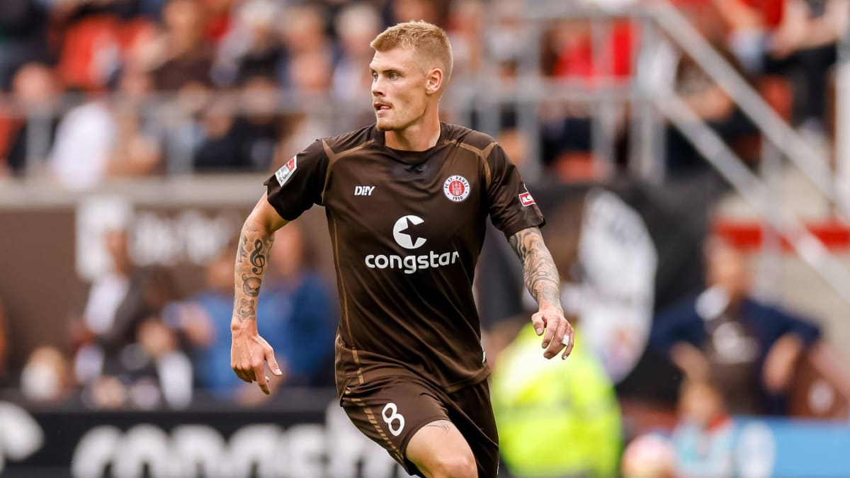 FC St. Pauli Dzwigala und Fazliji flankieren Smith kicker