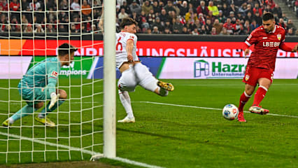 Der erste Streich: Der FCA kassiert das 0:1 gegen den VfB durch Deniz Undav.