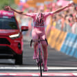 Der "Rosarote Panther" Tadej Pogacar verneigt sich bei der Zieldurchfahrt vor den Giro-Fans
