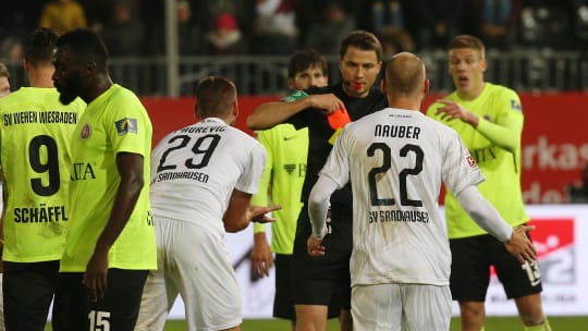 Platzverweis: Sandhausens Ivan Paurevic (#29) sieht nach einem Duell mit Wiesbadens Sebastian Mrowca Gelb-Rot. 