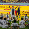 Sause in Surakarta: Das deutsche U-17-Team feiert die Weltmeisterschaft in Indonesien - angeführt von Fayssal Harchaoui.