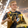 Der neue Weltmeister Anders Vejrgang mit seiner Trophäe.