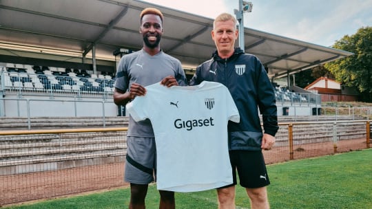 Neuzugang Stephané Mvibudulu (gemeinsam mit Trainer Marcus John) wird in der Gigaset Arena präsentiert.