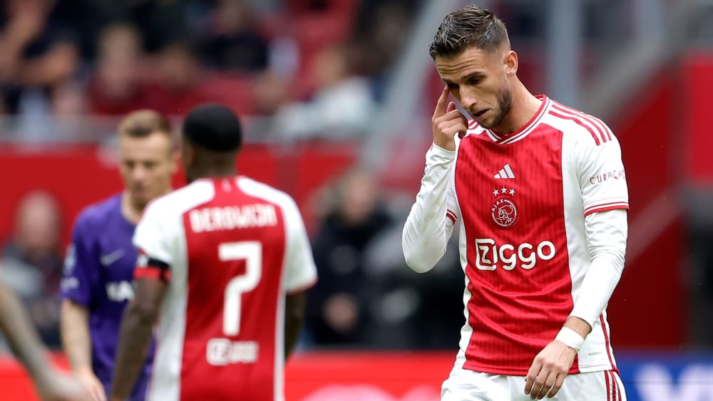 Branco van den Boomen (re.) und Ajax Amsterdam stecken weiter in der Krise.