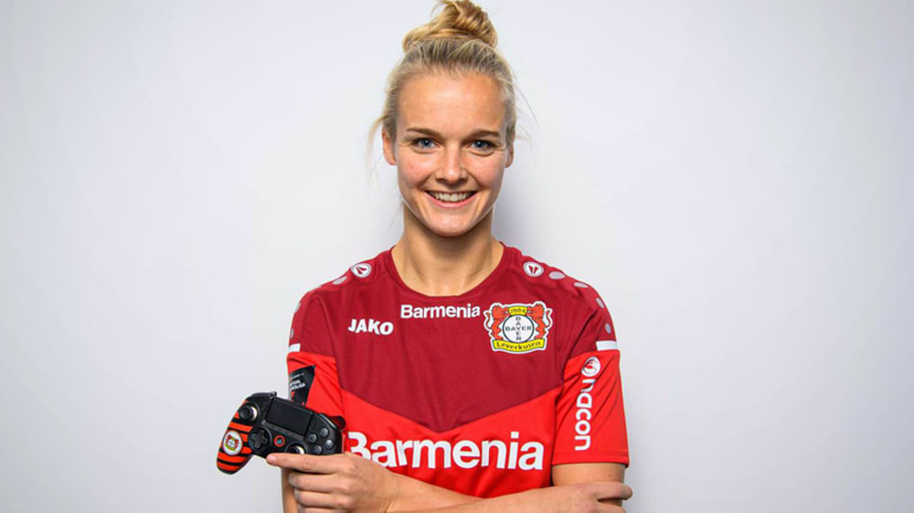 Anna Klink greift in der Virtual Bundesliga f&#252;r Bayer zum Controller.