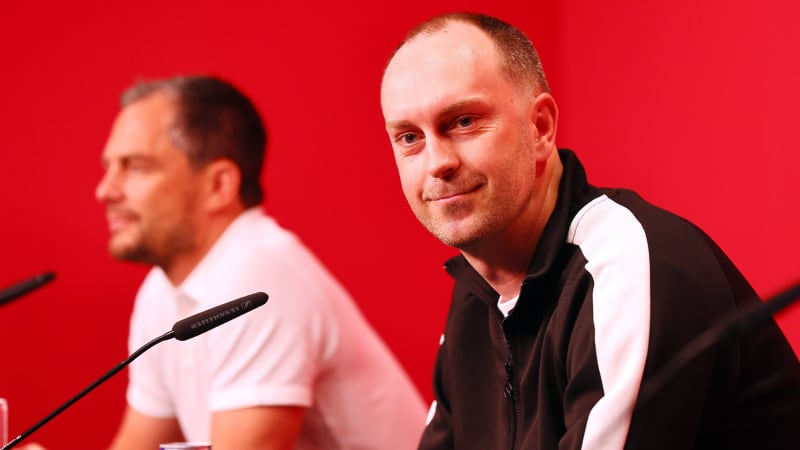 RB Leipzig PK - Coach Ole Werner Leipzig, 09.07.2025, RBL Football Academy, Football Bundesliga, RB Leipzig - press conference coach presentation, Ole Werner is the new head coach of Bundesliga club RB Leipzig. In the picture: Ole Werner in front of Marcel Schäfer Schaefer (RB Leipzig, Managing Director Sport), Picture Point
