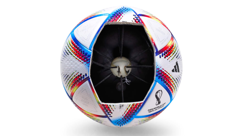 "Al Rihla" - der offizielle Spielball der WM 2022 - mit seiner vernetzten Balltechnologie.