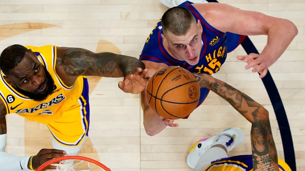 Spannender Kampf um den NBA-Titel: Unter anderem LeBron James (li.) und die Lakers wollen Nikola Jokic (re.) und die Nuggets herausfordern.