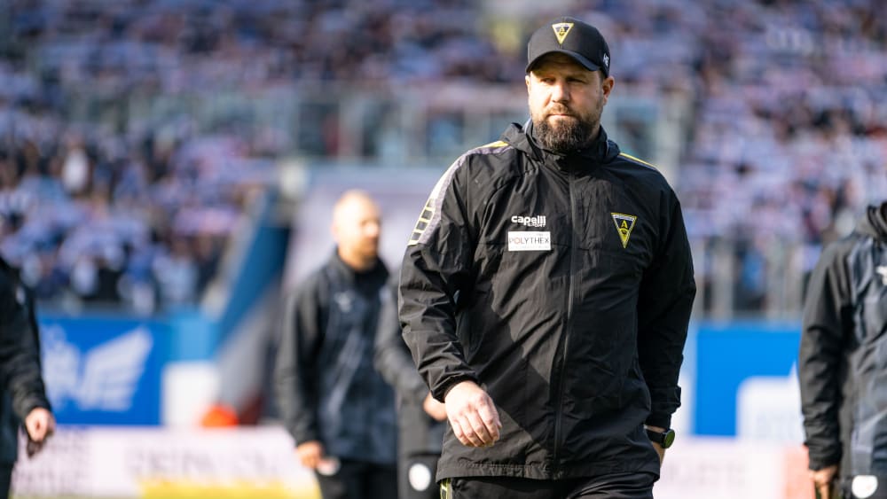 Kritischer Blick nach dem erfolgreichen Auftritt in Rostock: Alemannia-Coach Heiner Backhaus.