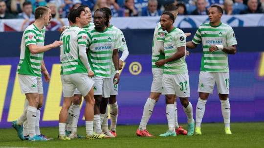 Wird von seinen Mitspielern für seinen Doppelpack beglückwünscht: Roberto Massimo (r.).