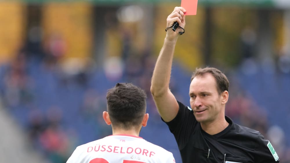 Knackpunkt in Hannover: Referee Bastian Dankert z&#252;ckt Gelb-Rot gegen Matthias Zimmermann.