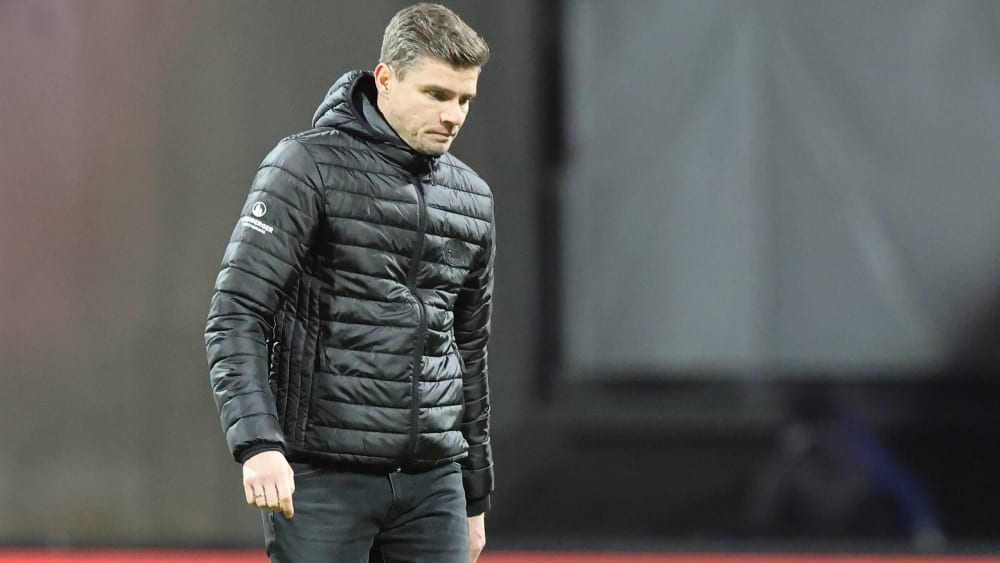 Das ist nichts gewesen: FCN-Coach Robert Klauß schleicht nach dem 0:5 in Ingolstadt vom Feld.