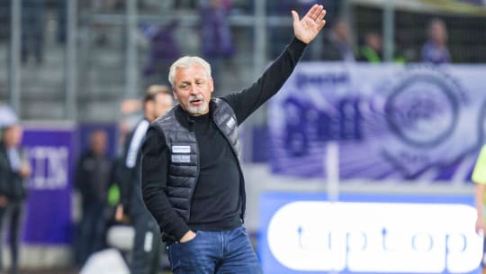 Zweite Niederlage in Folge, aber trotzdem nicht gänzlich unzufrieden: Aues Trainer Pavel Dotchev.
