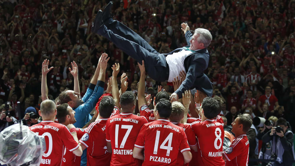Auf dem Gipfel als Fu&#223;ball-Trainer und auf den H&#228;nden seiner Spieler: Bayern-Trainer Jupp Heynckes nach dem Triple 2013.