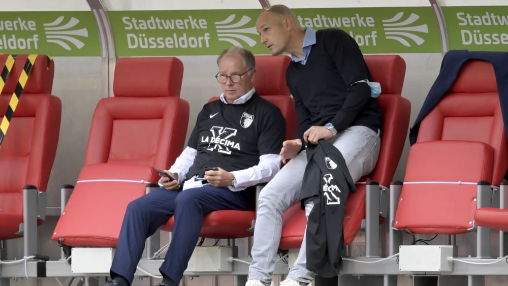 Sie sind froh &#252;ber eine weitere Saison Bundesliga: Augsburgs Manager Stefan Reuter (l.) und Trainer Heiko Herrlich.