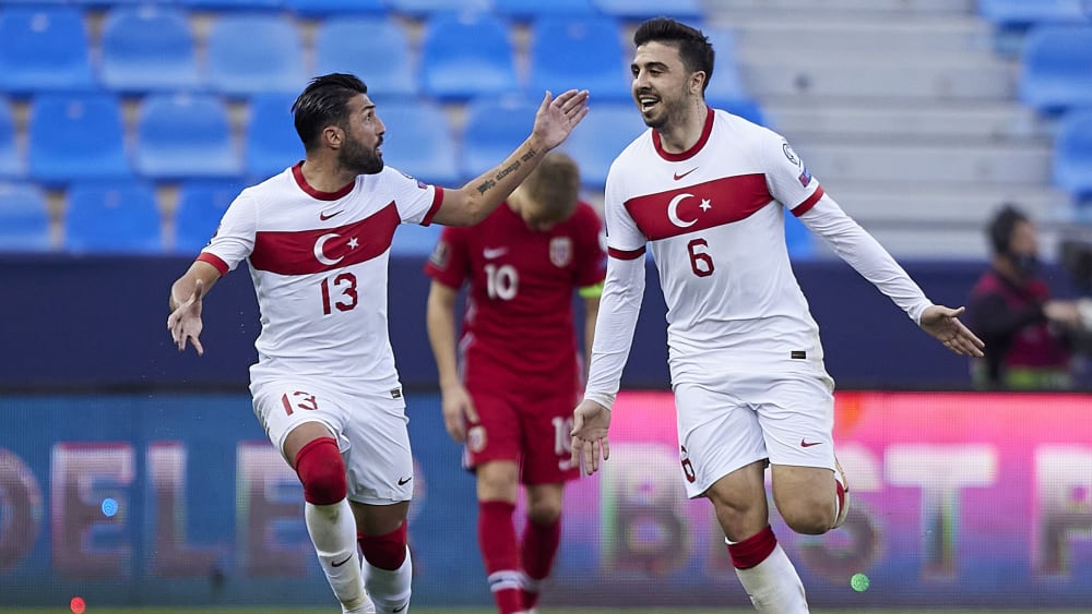 Spieler des Tages mit zwei Treffern: Ozan Tufan (#5) holt sich das verdiente Lob von Umut Meras ab.